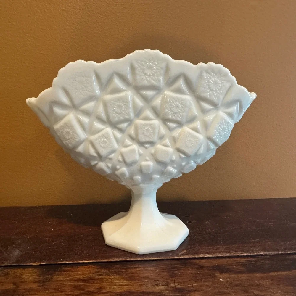 Westmoreland Vintage‎ Milk Glass Flat Fan-Shaped Pedestal Vase